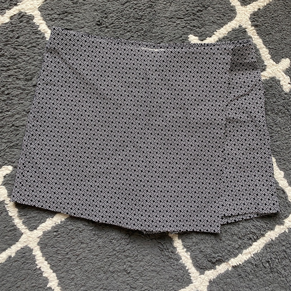 Envelope skirt size 14 black and white